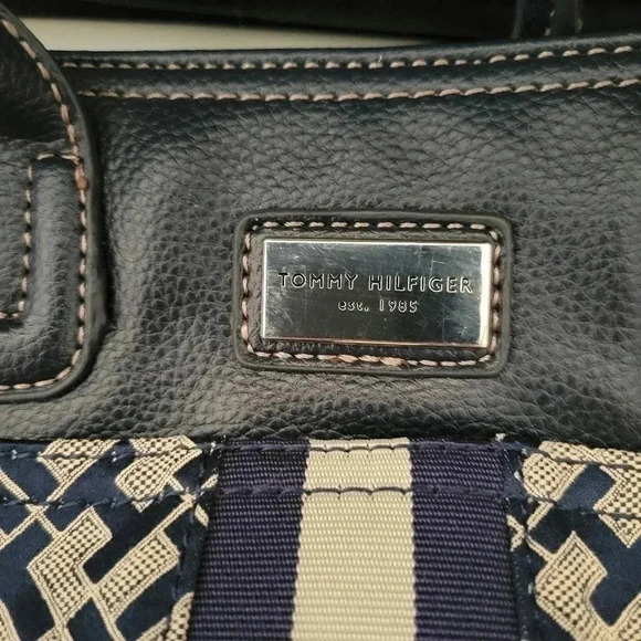 Tommy Hilfiger sholder Purse NWOT - Picture 2 of 8
